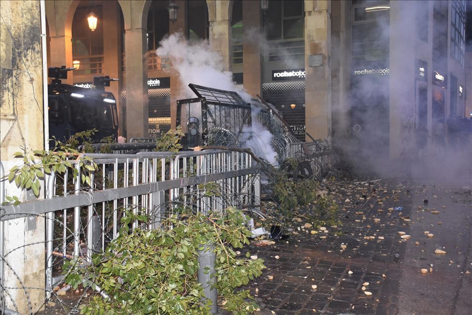 بيروت.. 75 مصابا في مواجهات بين الأمن ومحتجين قرب البرلمان 