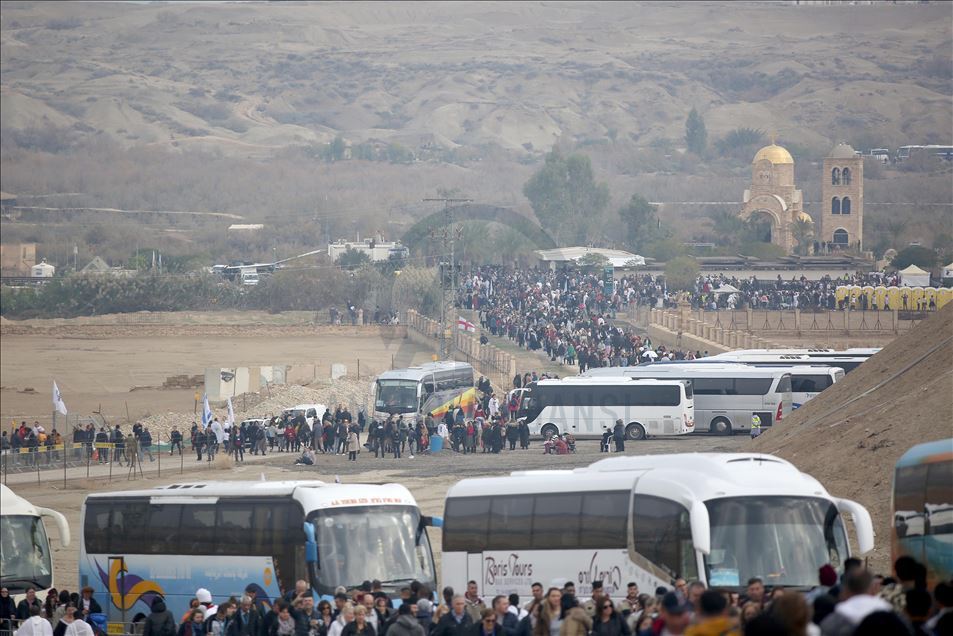 احتفالا بـ"عيد الغطاس".. آلاف المسيحيين "يتعمّدون" بنهر الأردن