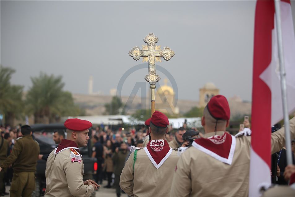 احتفالا بـ"عيد الغطاس".. آلاف المسيحيين "يتعمّدون" بنهر الأردن