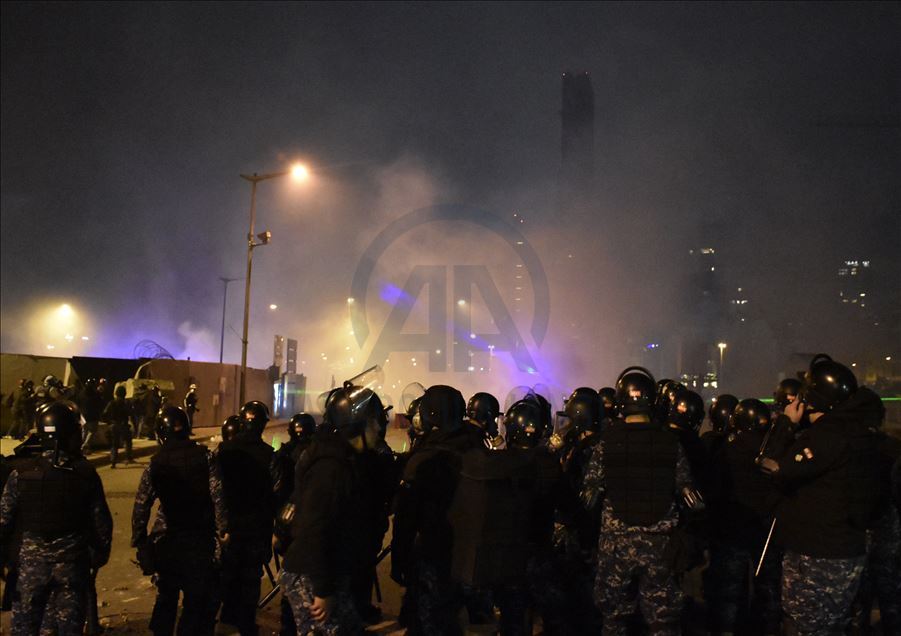 بيروت.. 75 مصابا في مواجهات بين الأمن ومحتجين قرب البرلمان 