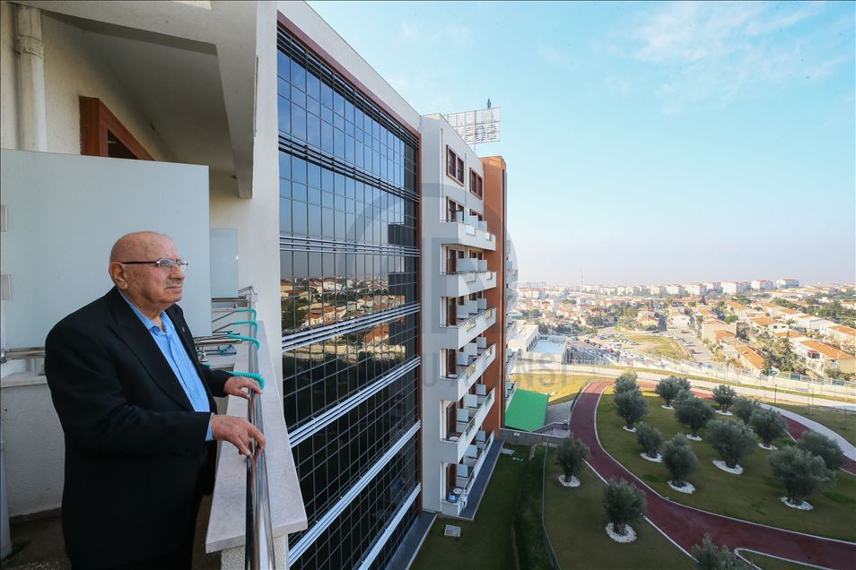 Huzurevinde kalan sanatçı Rıza Konyalı türkülerini arkadaşları için söylüyor