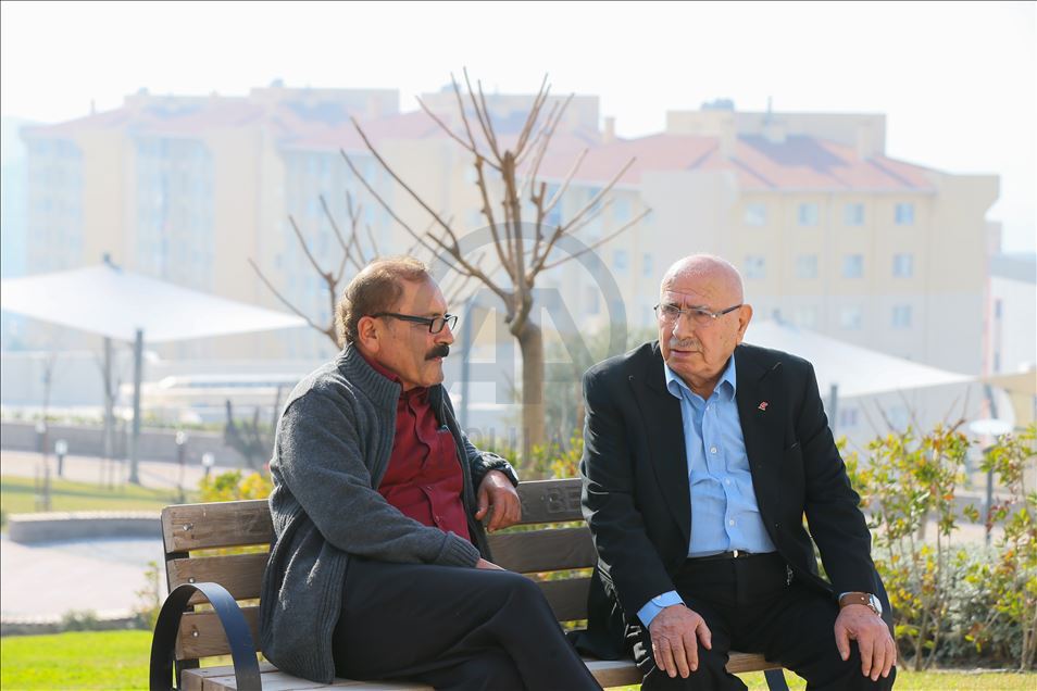 Huzurevinde kalan sanatçı Rıza Konyalı türkülerini arkadaşları için söylüyor