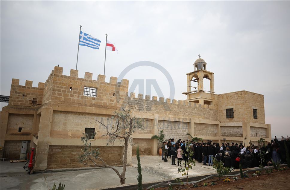 احتفالا بـ"عيد الغطاس".. آلاف المسيحيين "يتعمّدون" بنهر الأردن