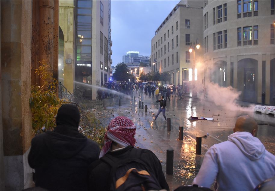 بيروت.. 75 مصابا في مواجهات بين الأمن ومحتجين قرب البرلمان 