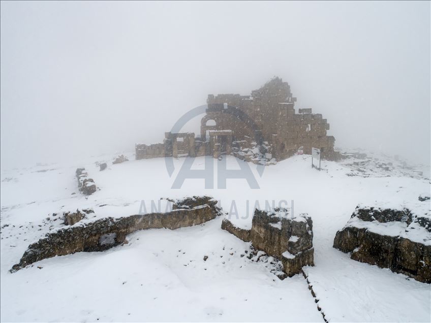 Tarihin gizemli yerleşim yeri "Zerzevan Kalesi" beyaza büründü