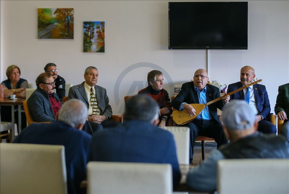Huzurevinde kalan sanatçı Rıza Konyalı türkülerini arkadaşları için söylüyor