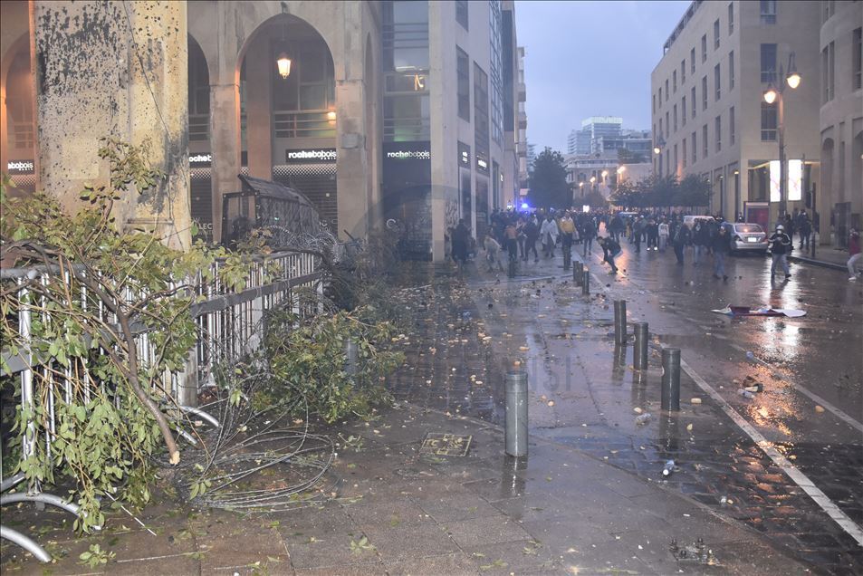 بيروت.. 75 مصابا في مواجهات بين الأمن ومحتجين قرب البرلمان 