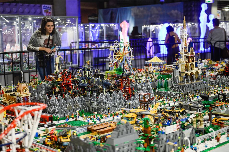Warsaw attempts to enter Guiness record book with Notre Dame Cathedral made of Lego