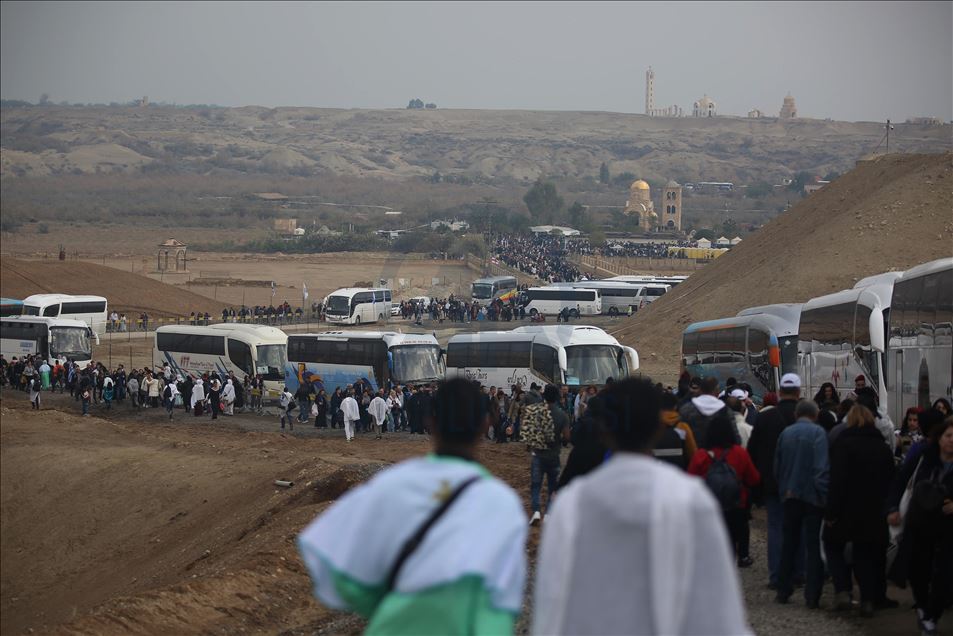 احتفالا بـ"عيد الغطاس".. آلاف المسيحيين "يتعمّدون" بنهر الأردن
