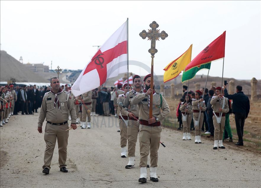 احتفالا بـ"عيد الغطاس".. آلاف المسيحيين "يتعمّدون" بنهر الأردن
