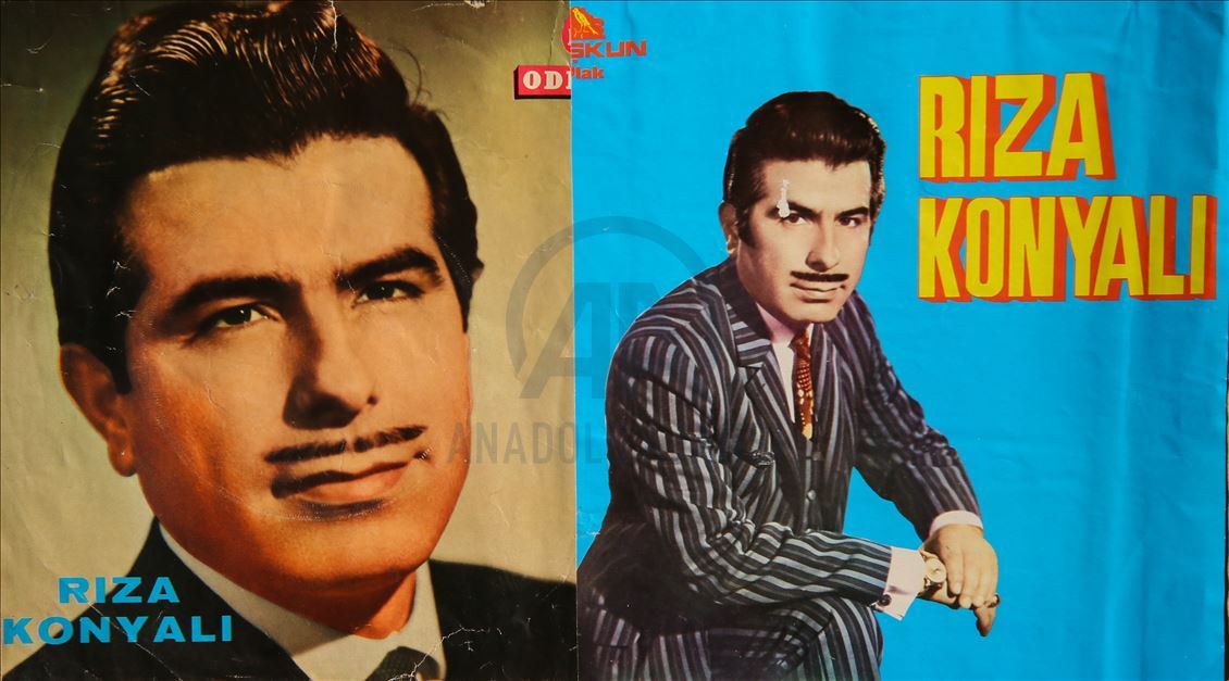 Huzurevinde kalan sanatçı Rıza Konyalı türkülerini arkadaşları için söylüyor