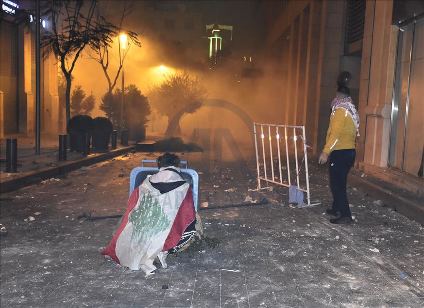 بيروت.. 75 مصابا في مواجهات بين الأمن ومحتجين قرب البرلمان 