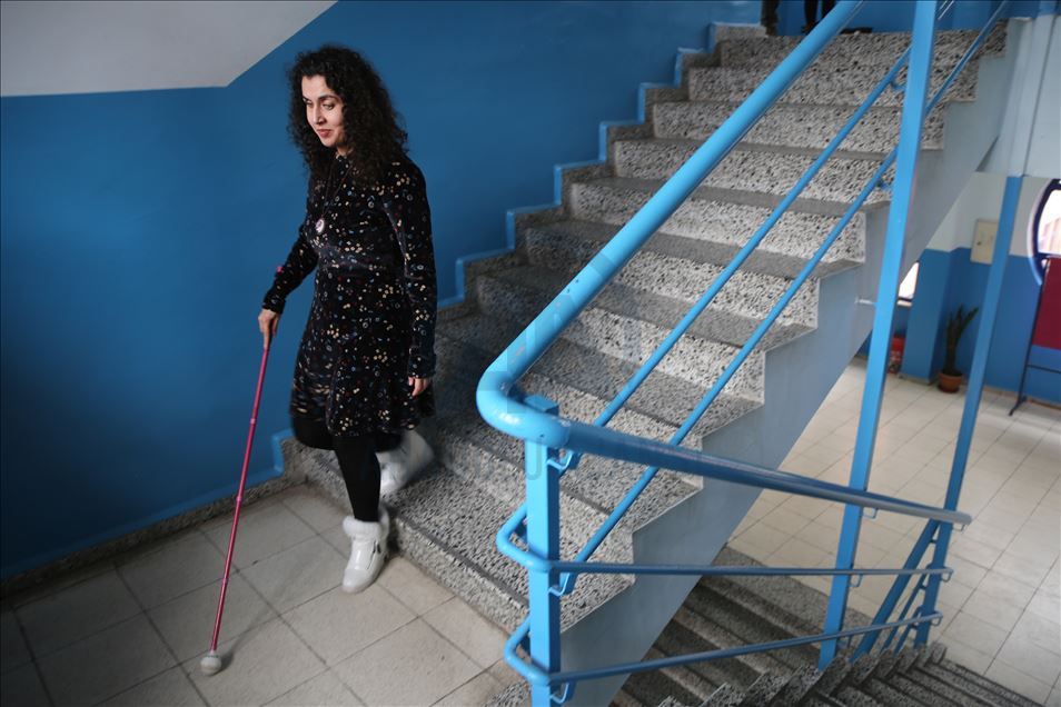 رغم إعاقتها البصرية.. التركية زينب تضيء حياة طلابها