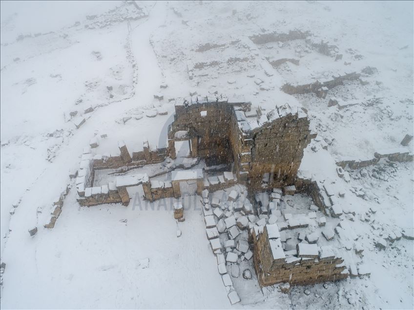 Tarihin gizemli yerleşim yeri "Zerzevan Kalesi" beyaza büründü