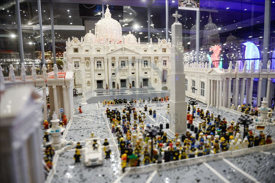 Warsaw attempts to enter Guiness record book with Notre Dame Cathedral made of Lego