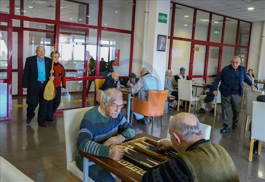Huzurevinde kalan sanatçı Rıza Konyalı türkülerini arkadaşları için söylüyor