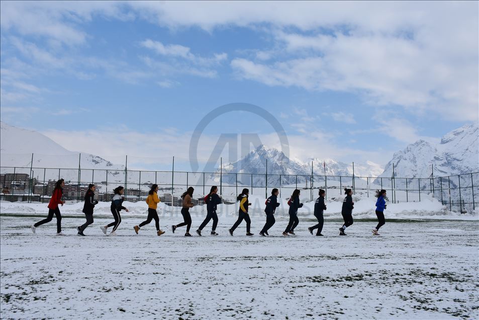 Hakkarili kızlar, futbol hakemi olabilmek için ter döküyor