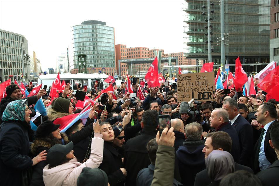 أبناء الجالية التركية يستقبلون أردوغان بحفاوة في برلين
