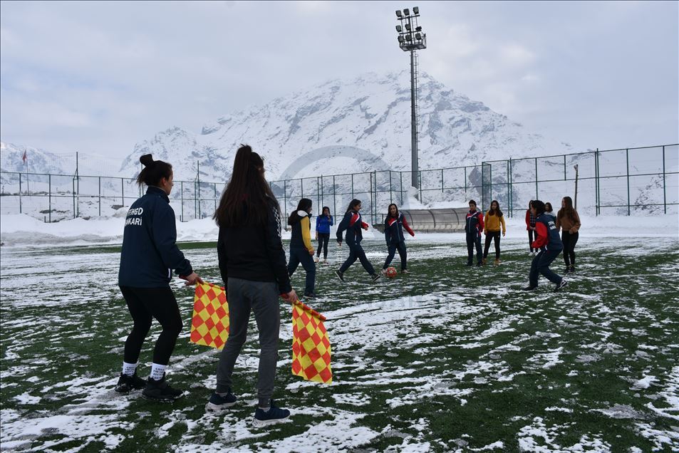Hakkarili kızlar, futbol hakemi olabilmek için ter döküyor