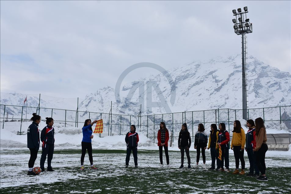 Hakkarili kızlar, futbol hakemi olabilmek için ter döküyor