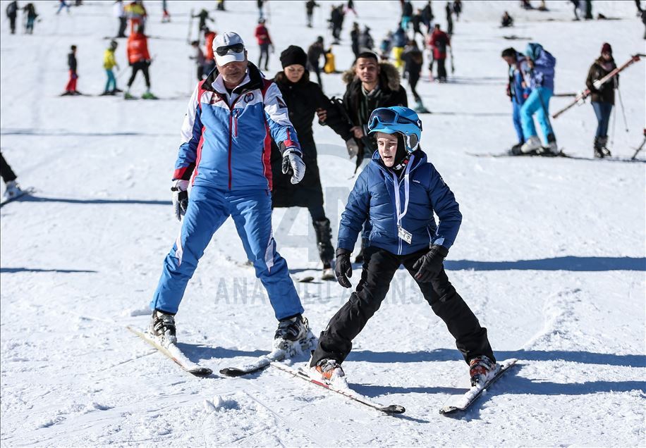 Uludağ'da 2 saatlik eğitimle kayak yapmanın keyfine varıyorlar