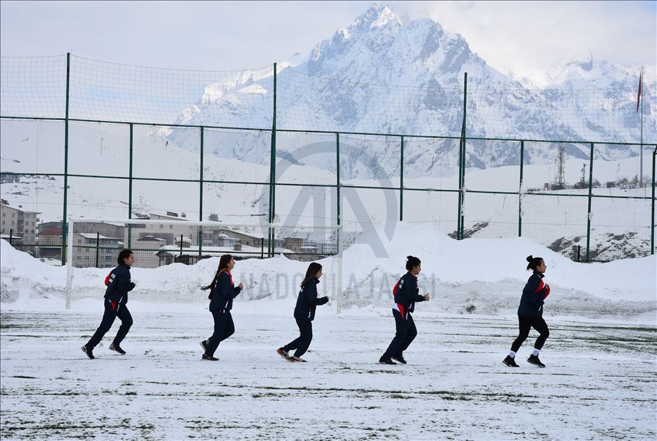 Hakkarili kızlar, futbol hakemi olabilmek için ter döküyor
