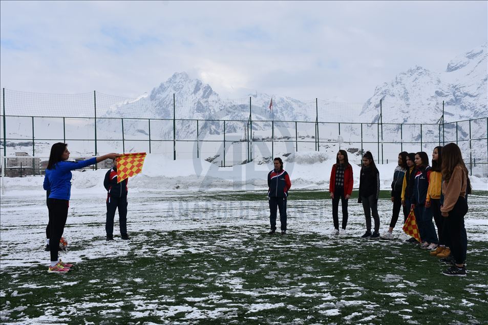 Hakkarili kızlar, futbol hakemi olabilmek için ter döküyor