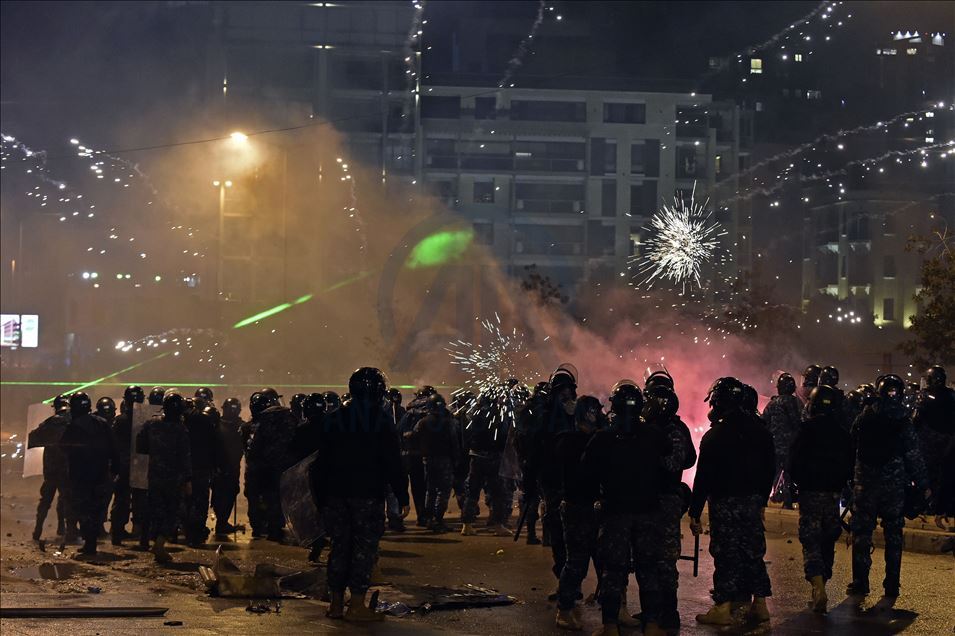 В Бейруте в стычке с полицией пострадали сотни демонстрантов
