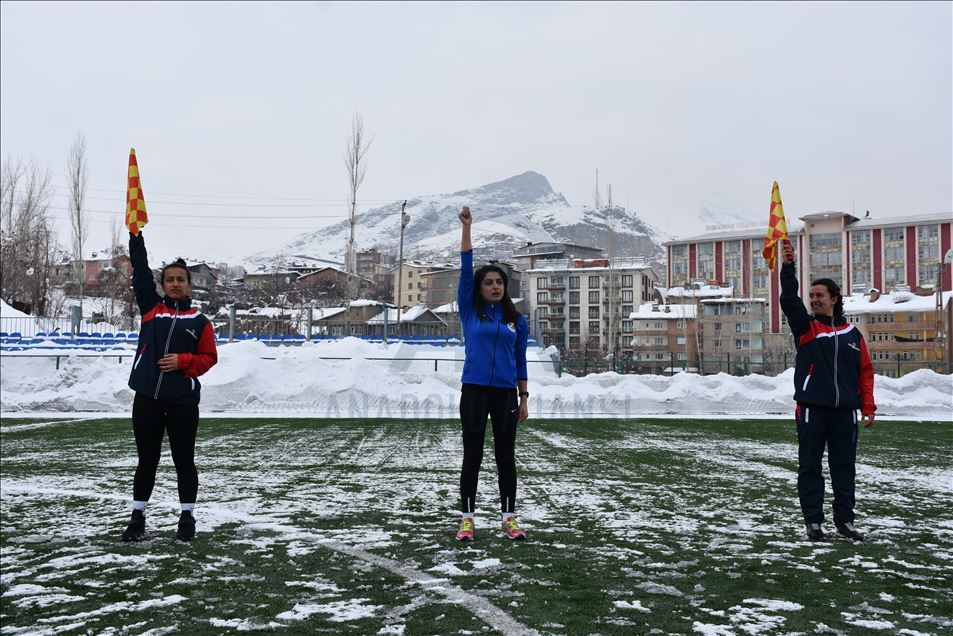 Hakkarili kızlar, futbol hakemi olabilmek için ter döküyor