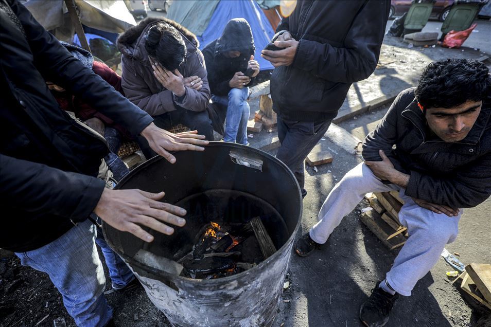 Migranti u nehumanim uslovima na Autobuskoj stanici u Tuzli čekaju nastavak puta