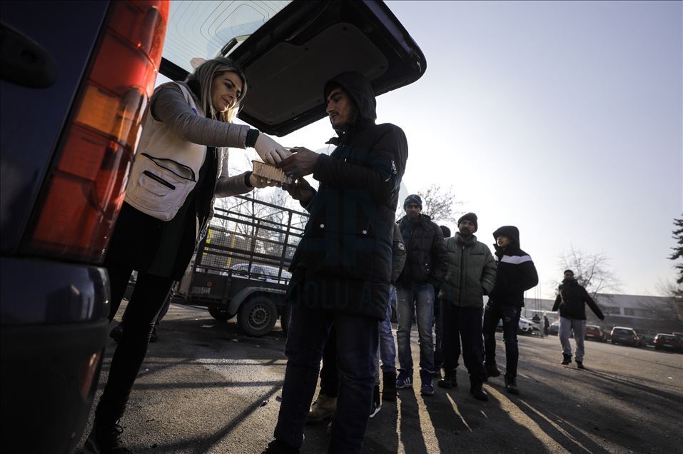 Migranti u nehumanim uslovima na Autobuskoj stanici u Tuzli čekaju nastavak puta