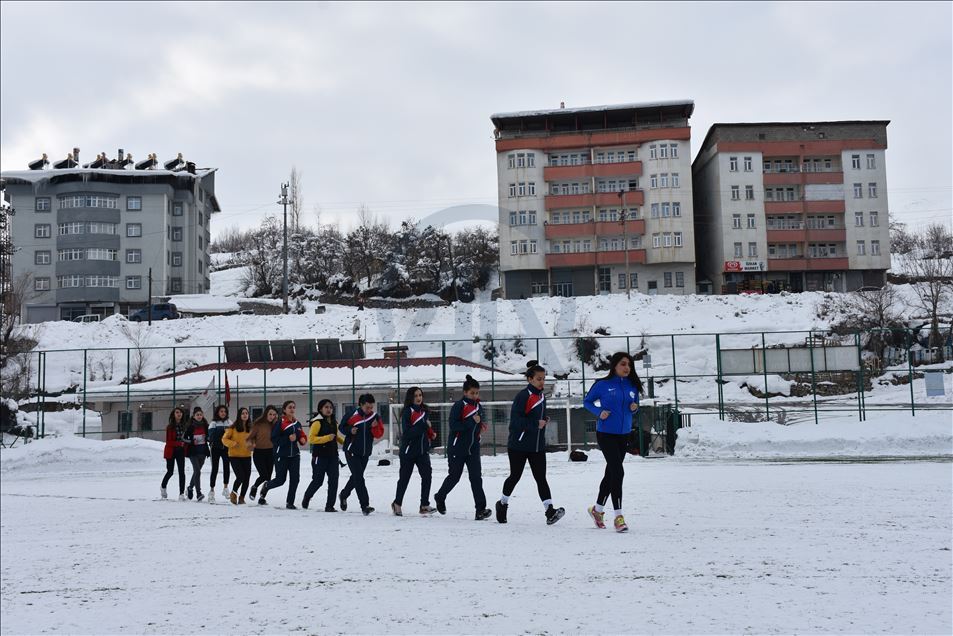 Hakkarili kızlar, futbol hakemi olabilmek için ter döküyor
