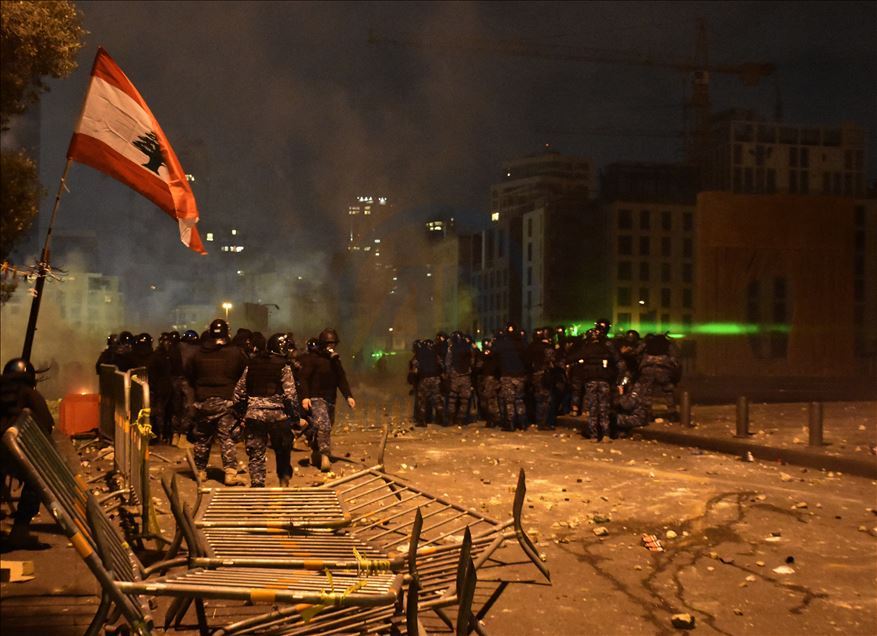 В Бейруте в стычке с полицией пострадали сотни демонстрантов
