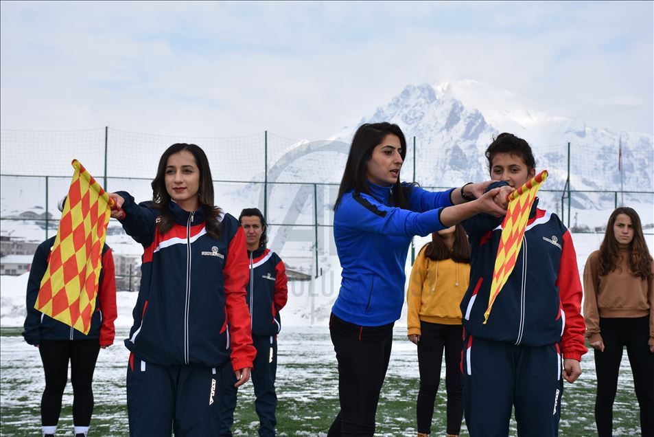 Hakkarili kızlar, futbol hakemi olabilmek için ter döküyor