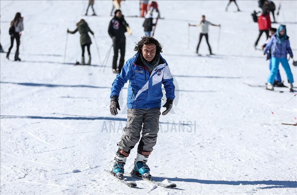 Uludağ'da 2 saatlik eğitimle kayak yapmanın keyfine varıyorlar