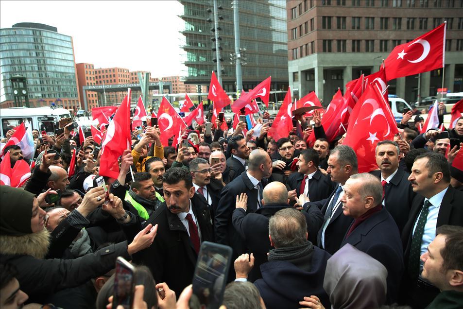 أبناء الجالية التركية يستقبلون أردوغان بحفاوة في برلين
