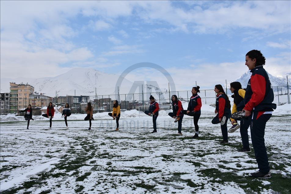 Hakkarili kızlar, futbol hakemi olabilmek için ter döküyor