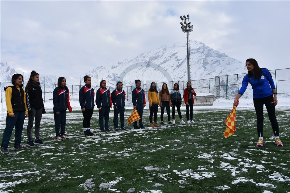 Hakkarili kızlar, futbol hakemi olabilmek için ter döküyor