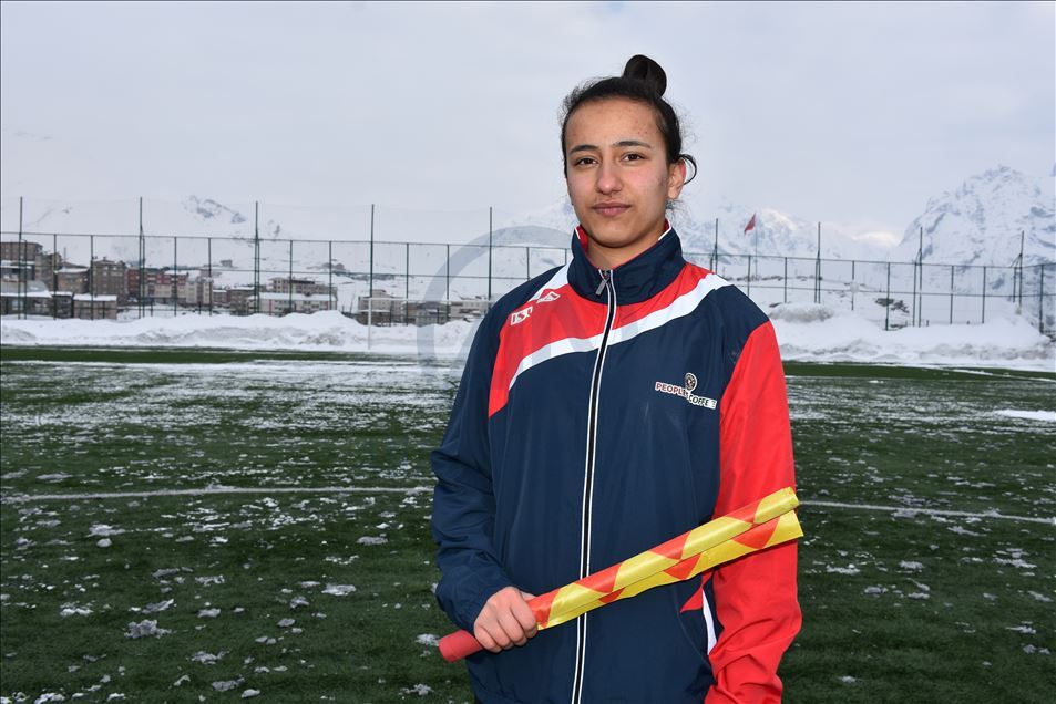 Hakkarili kızlar, futbol hakemi olabilmek için ter döküyor