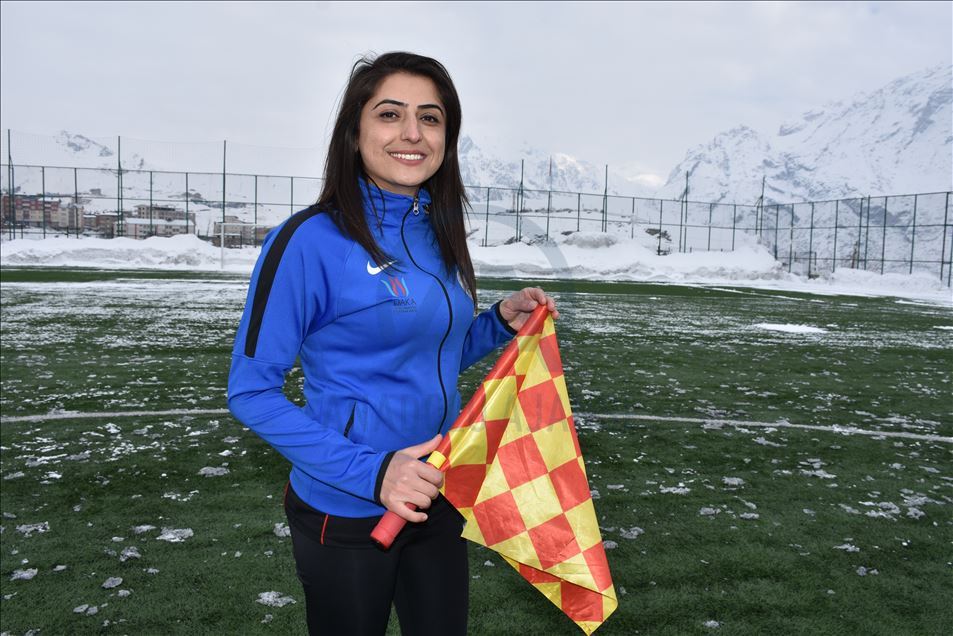 Hakkarili kızlar, futbol hakemi olabilmek için ter döküyor