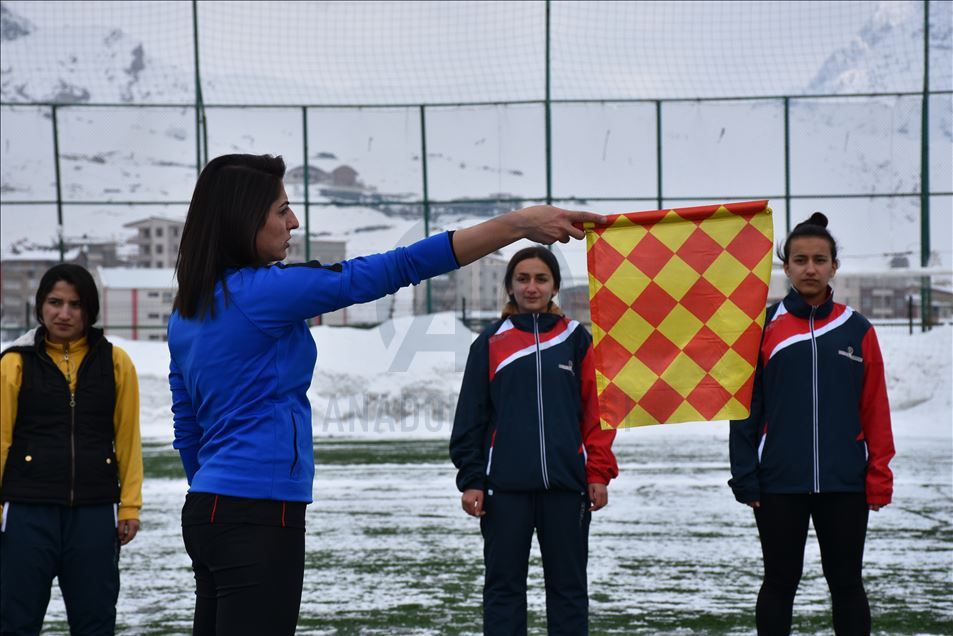 Hakkarili kızlar, futbol hakemi olabilmek için ter döküyor