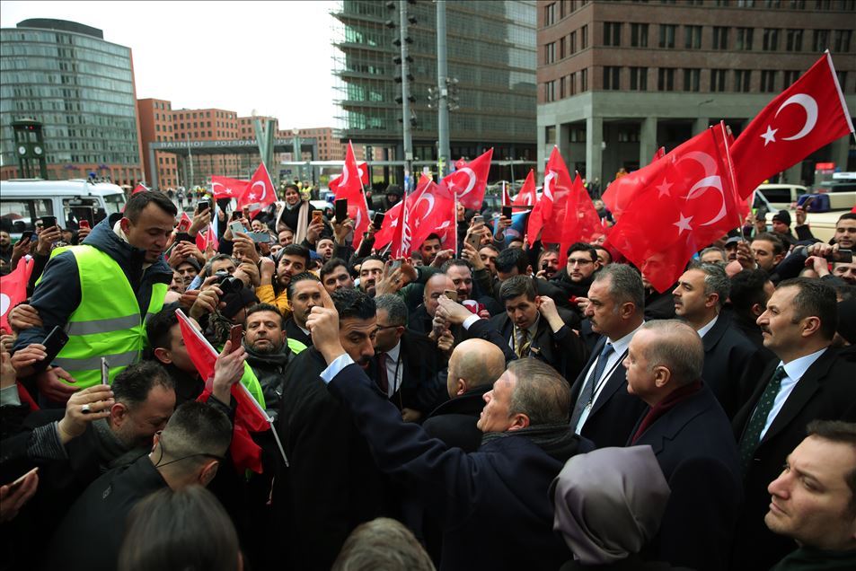 أبناء الجالية التركية يستقبلون أردوغان بحفاوة في برلين
