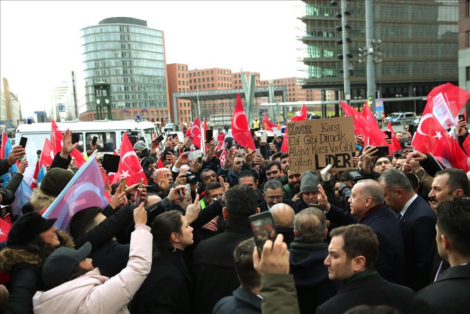 أبناء الجالية التركية يستقبلون أردوغان بحفاوة في برلين
