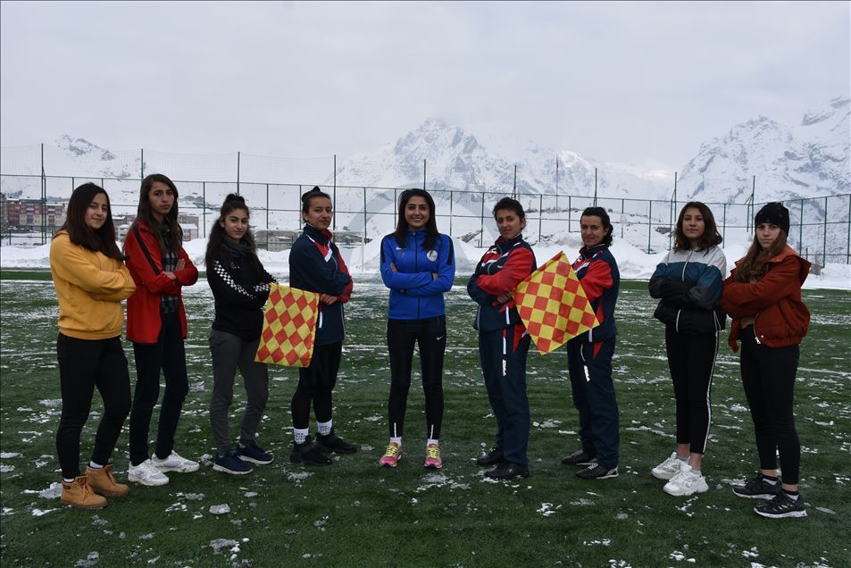 Hakkarili kızlar, futbol hakemi olabilmek için ter döküyor
