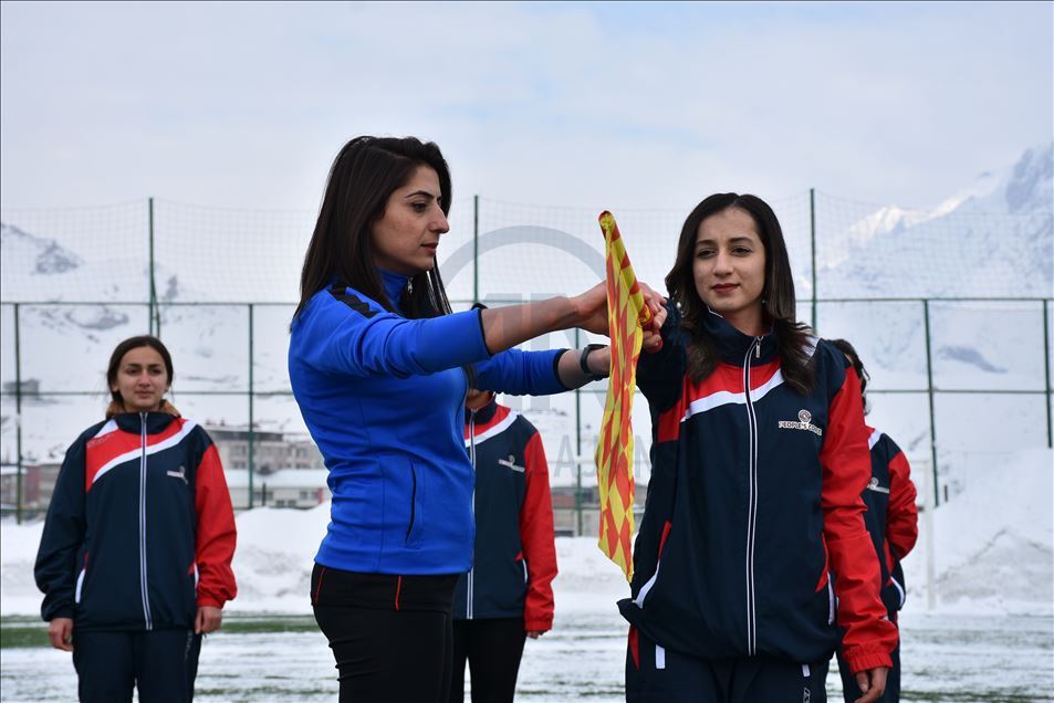 Hakkarili kızlar, futbol hakemi olabilmek için ter döküyor