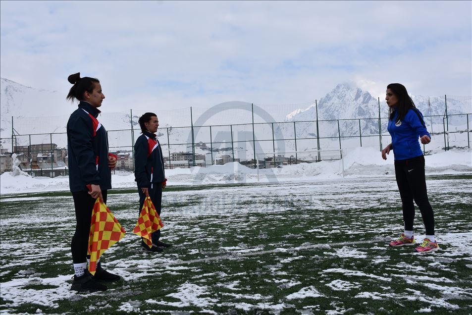 Hakkarili kızlar, futbol hakemi olabilmek için ter döküyor