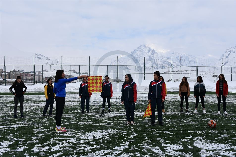 Hakkarili kızlar, futbol hakemi olabilmek için ter döküyor