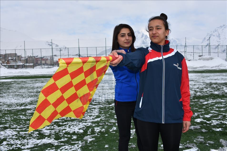 Hakkarili kızlar, futbol hakemi olabilmek için ter döküyor