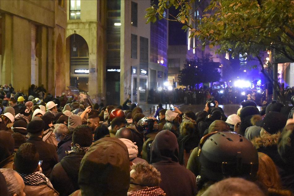 مواجهات بين قوى الأمن ومحتجين وسط بيروت
