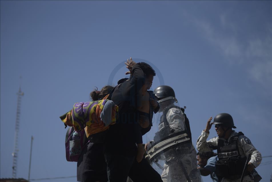 Migrants wait at Guatemala - Mexico border
